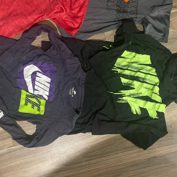 Boys under armour and Nike shirts - Picture 4 of 5